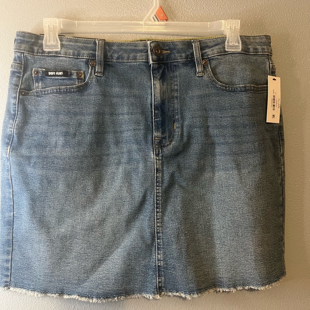 Women’s dkny mini skirt so cute with leggings size 14 new with tags.